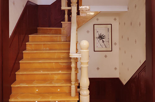 玛曲中式别墅室内汉白玉石楼梯的定制安装装饰效果